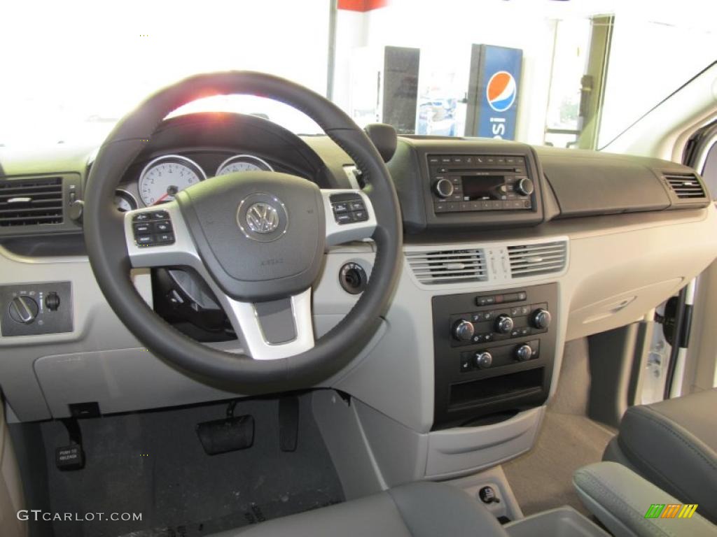 Aero Gray Interior 2011 Volkswagen Routan SE Photo #43573472