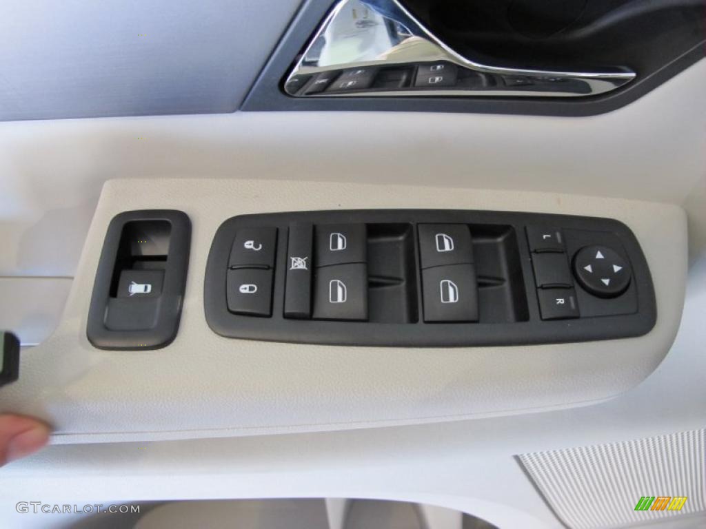 2011 Volkswagen Routan SE Controls Photo #43573480