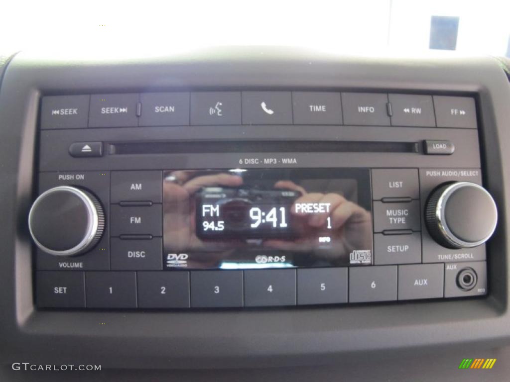 2011 Volkswagen Routan SE Controls Photo #43573508