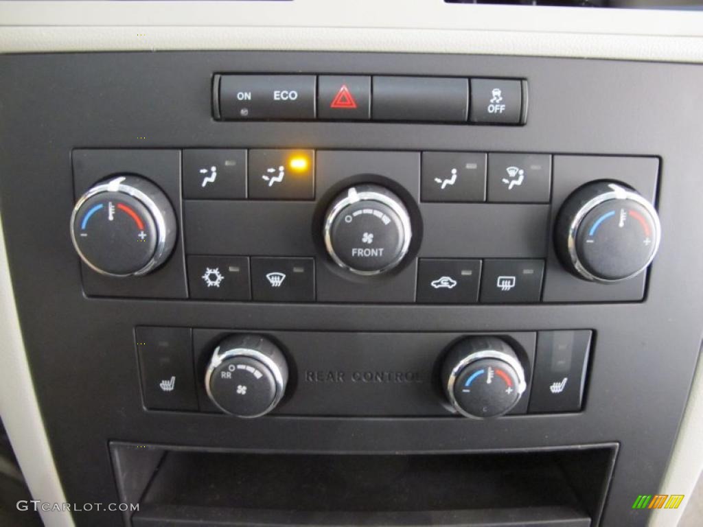 2011 Volkswagen Routan SE Controls Photo #43573520