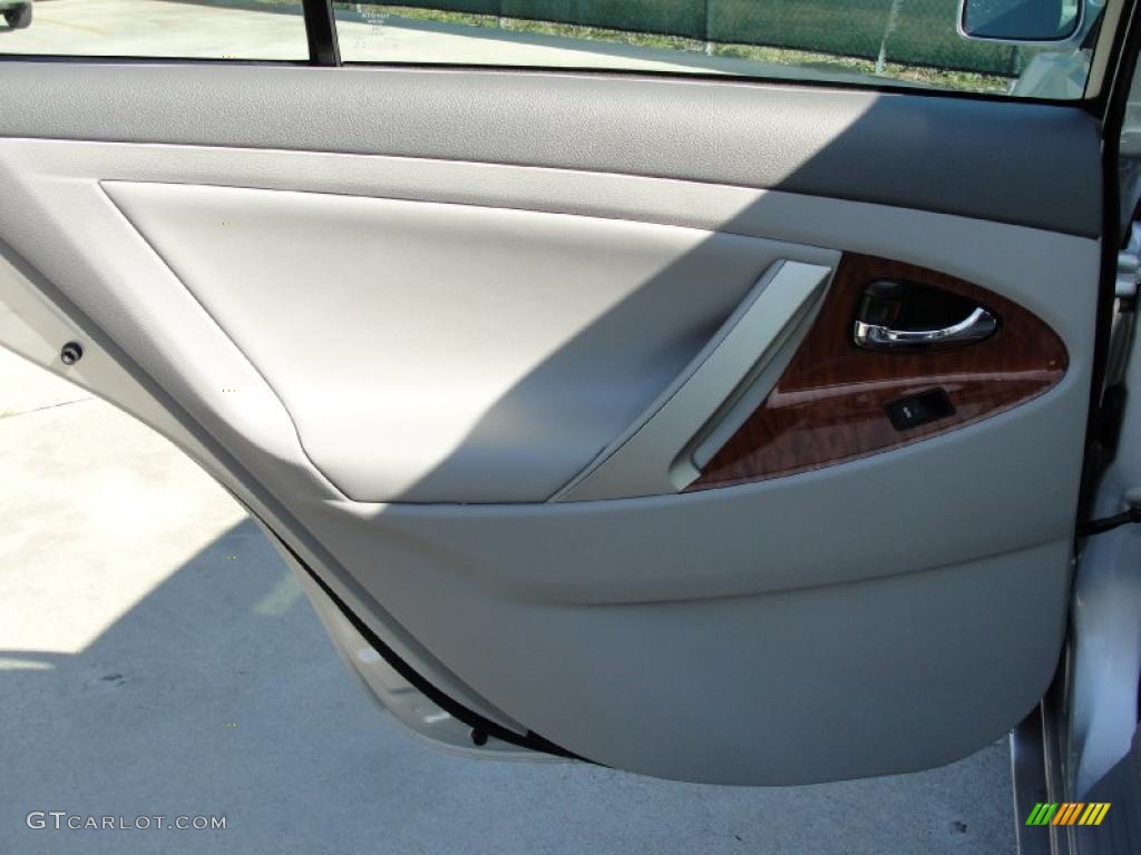 2011 Toyota Camry XLE V6 Ash Door Panel Photo #43636924