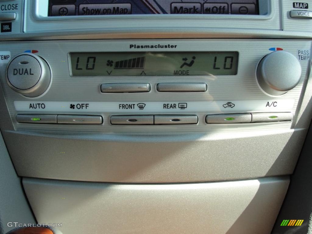 2011 Toyota Camry XLE V6 Controls Photo #43637048