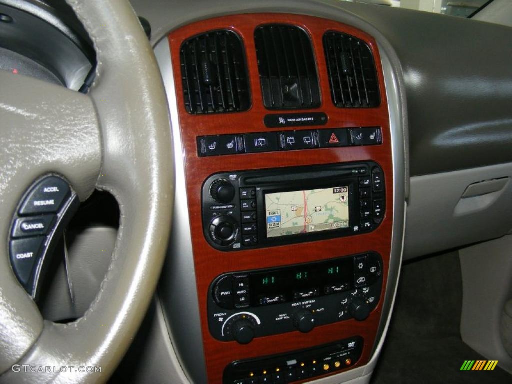 2005 Chrysler Town & Country Limited Controls Photo #43642916