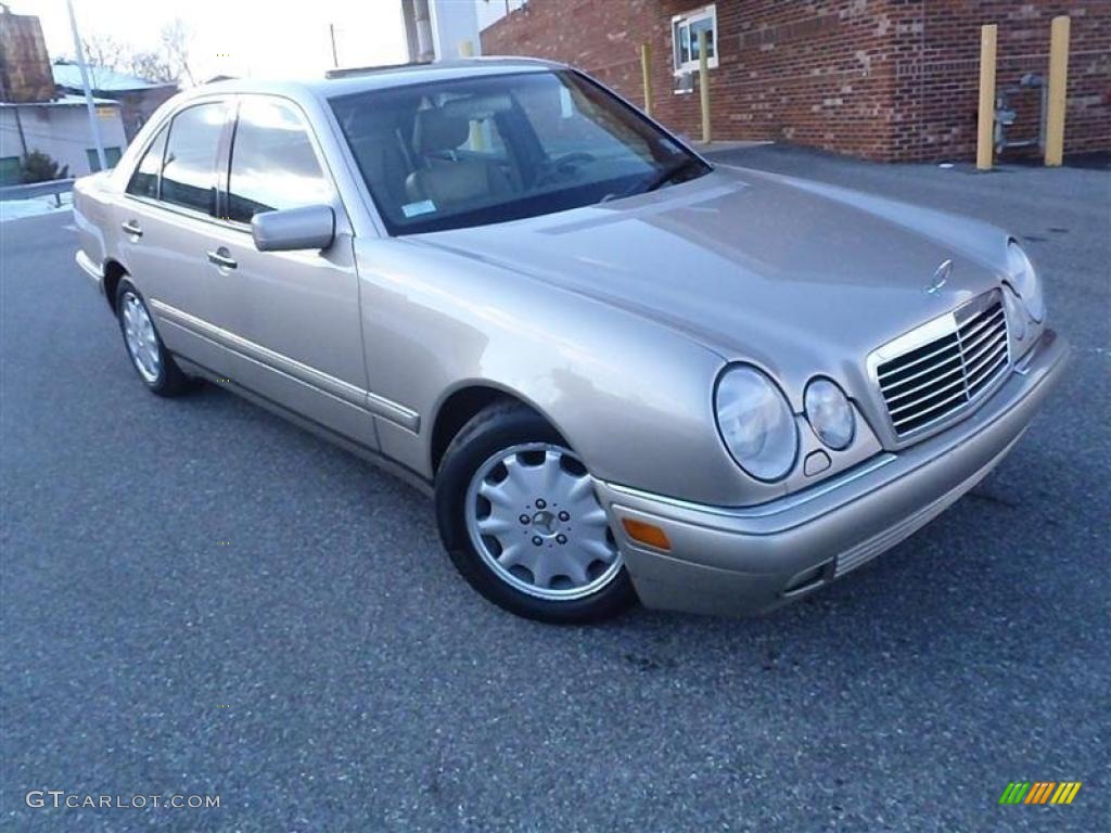 1997 E 320 Sedan - Smoke Silver Metallic / Parchment photo #31