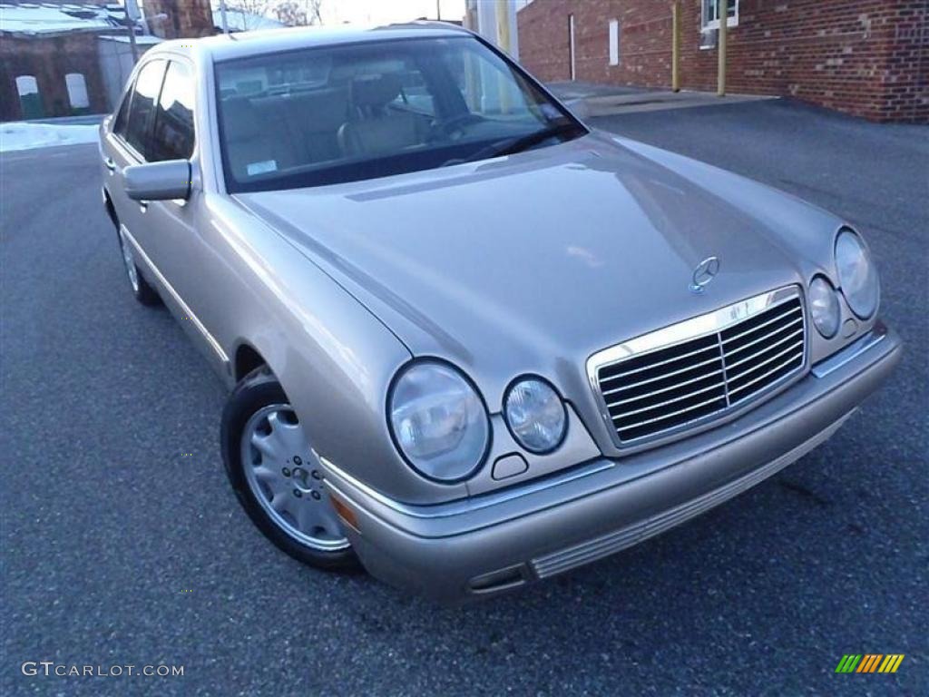 1997 E 320 Sedan - Smoke Silver Metallic / Parchment photo #32