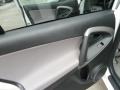 Super White - RAV4 4WD Photo No. 14