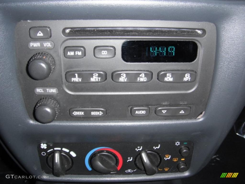 2003 Cavalier Sedan - Ultra Silver Metallic / Graphite Gray photo #13