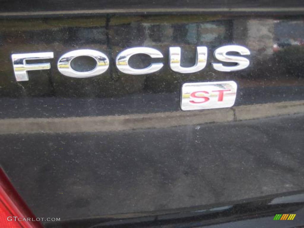 2005 Focus ZX4 ST Sedan - Pitch Black / Charcoal/Charcoal photo #12