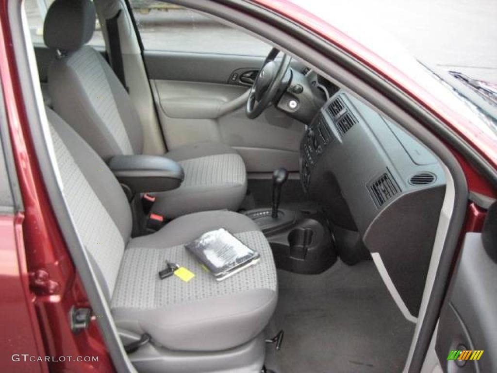 2007 Focus ZX4 SE Sedan - Dark Toreador Red Metallic / Charcoal/Light Flint photo #6