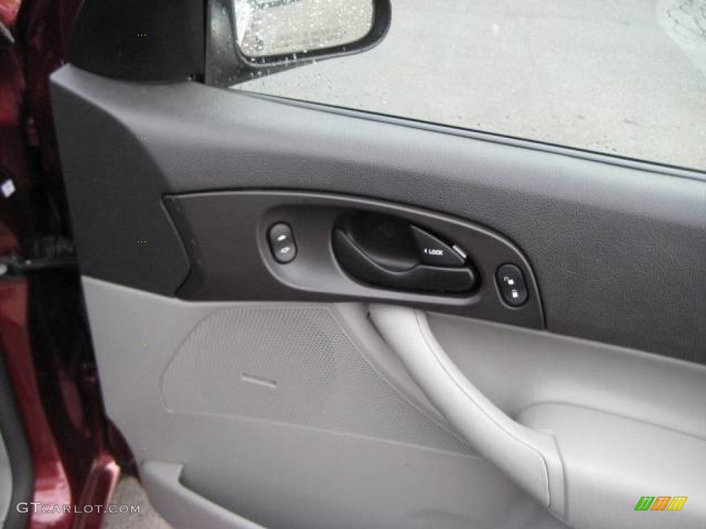 2007 Focus ZX4 SE Sedan - Dark Toreador Red Metallic / Charcoal/Light Flint photo #8