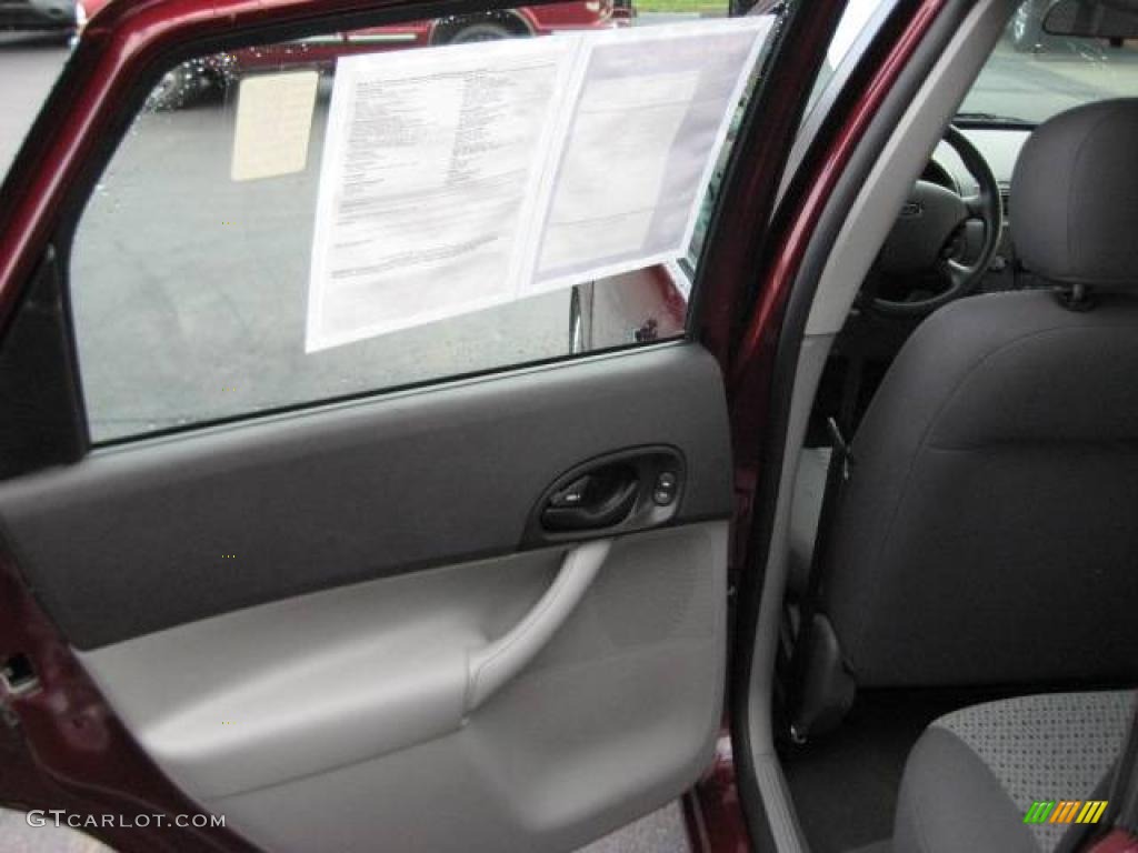 2007 Focus ZX4 SE Sedan - Dark Toreador Red Metallic / Charcoal/Light Flint photo #16