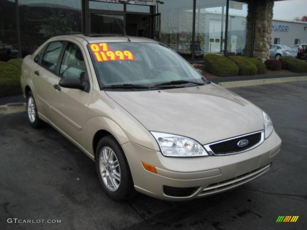 2007 Focus ZX4 SE Sedan - Pueblo Gold Metallic / Dark Pebble/Light Pebble photo #3