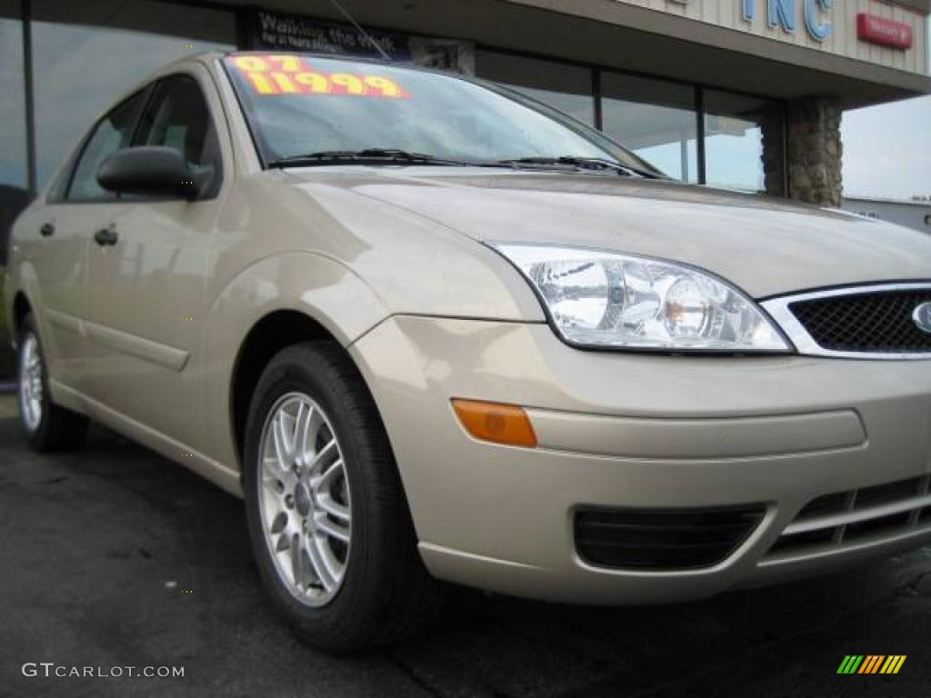 2007 Focus ZX4 SE Sedan - Pueblo Gold Metallic / Dark Pebble/Light Pebble photo #4