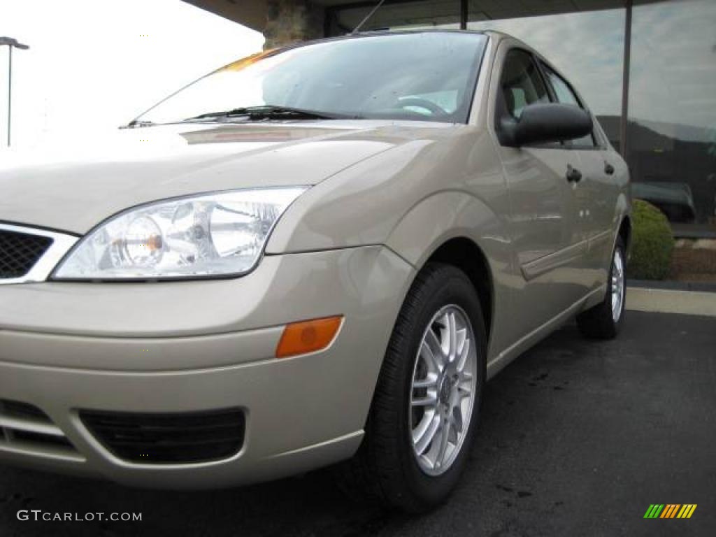 2007 Focus ZX4 SE Sedan - Pueblo Gold Metallic / Dark Pebble/Light Pebble photo #5