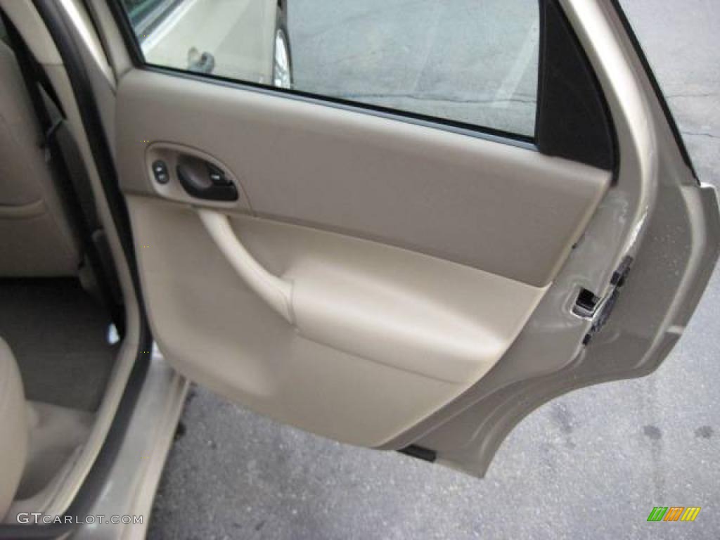 2007 Focus ZX4 SE Sedan - Pueblo Gold Metallic / Dark Pebble/Light Pebble photo #13