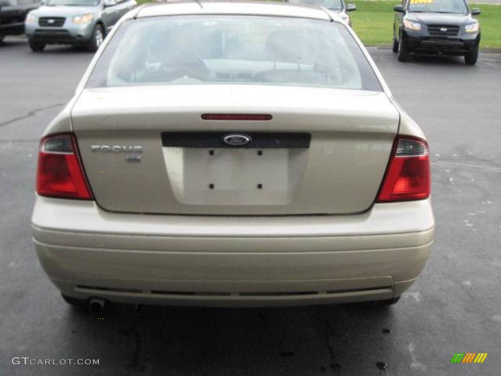 2007 Focus ZX4 SE Sedan - Pueblo Gold Metallic / Dark Pebble/Light Pebble photo #15