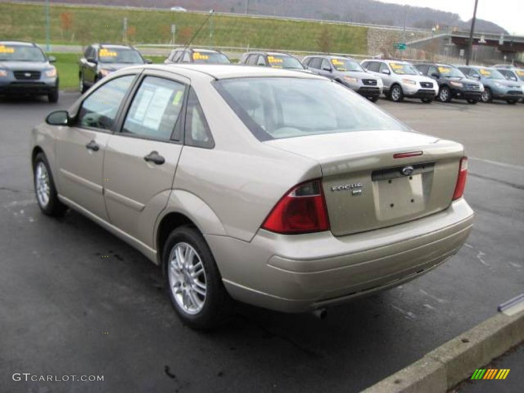 2007 Focus ZX4 SE Sedan - Pueblo Gold Metallic / Dark Pebble/Light Pebble photo #18
