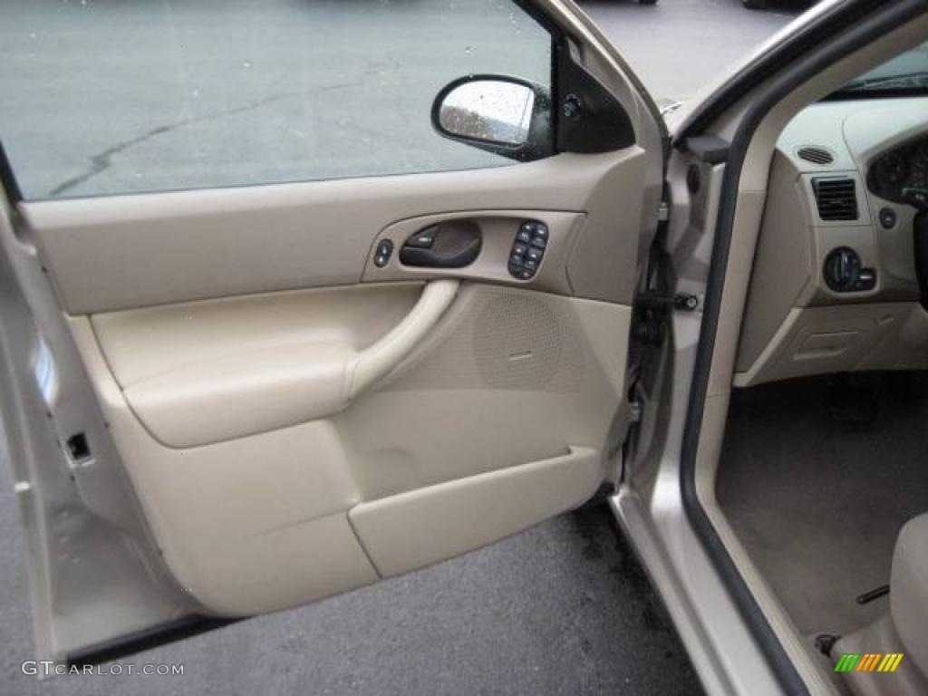 2007 Focus ZX4 SE Sedan - Pueblo Gold Metallic / Dark Pebble/Light Pebble photo #23
