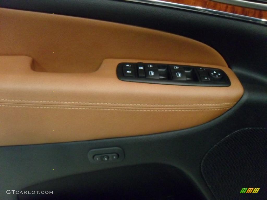 2011 Grand Cherokee Overland 4x4 - Brilliant Black Crystal Pearl / New Saddle/Black photo #8