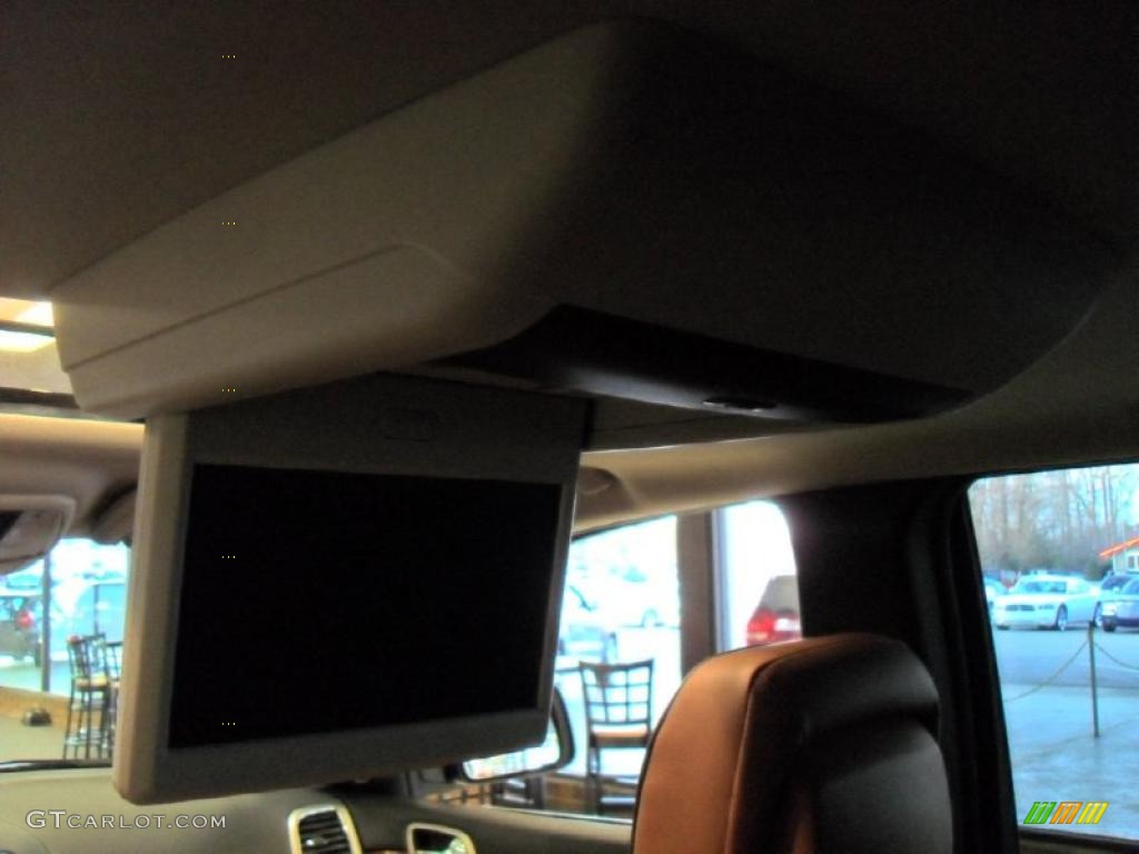 2011 Grand Cherokee Overland 4x4 - Brilliant Black Crystal Pearl / New Saddle/Black photo #17
