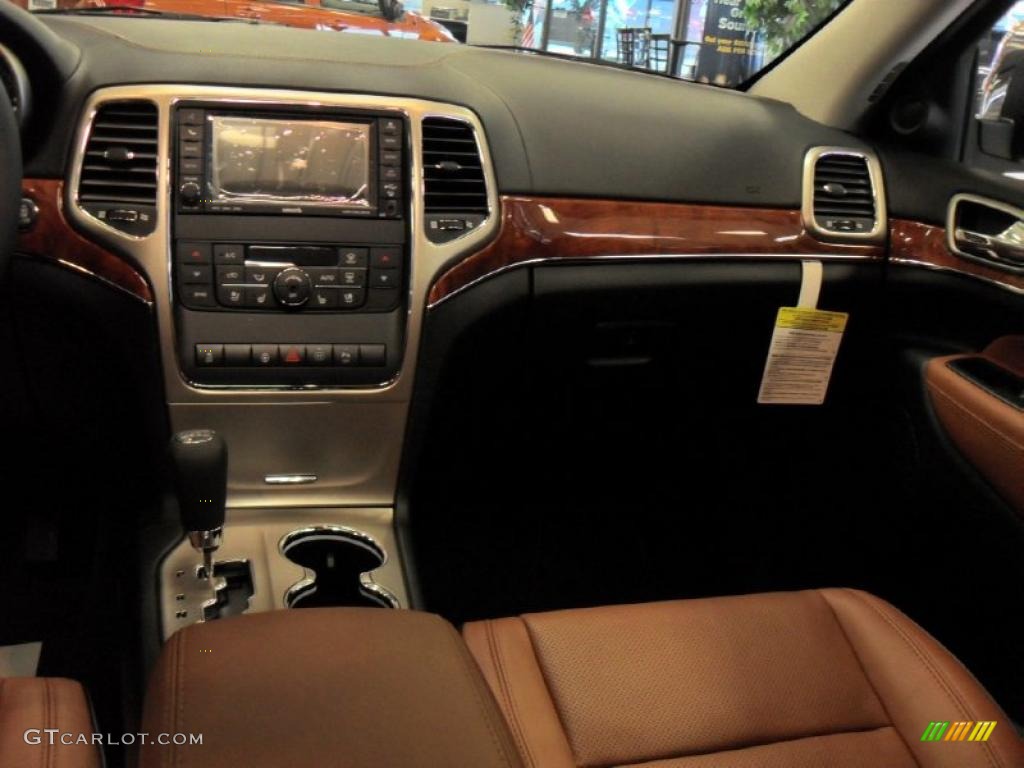 2011 Grand Cherokee Overland 4x4 - Brilliant Black Crystal Pearl / New Saddle/Black photo #19