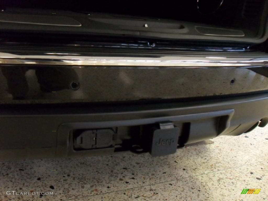 2011 Grand Cherokee Overland 4x4 - Brilliant Black Crystal Pearl / New Saddle/Black photo #21