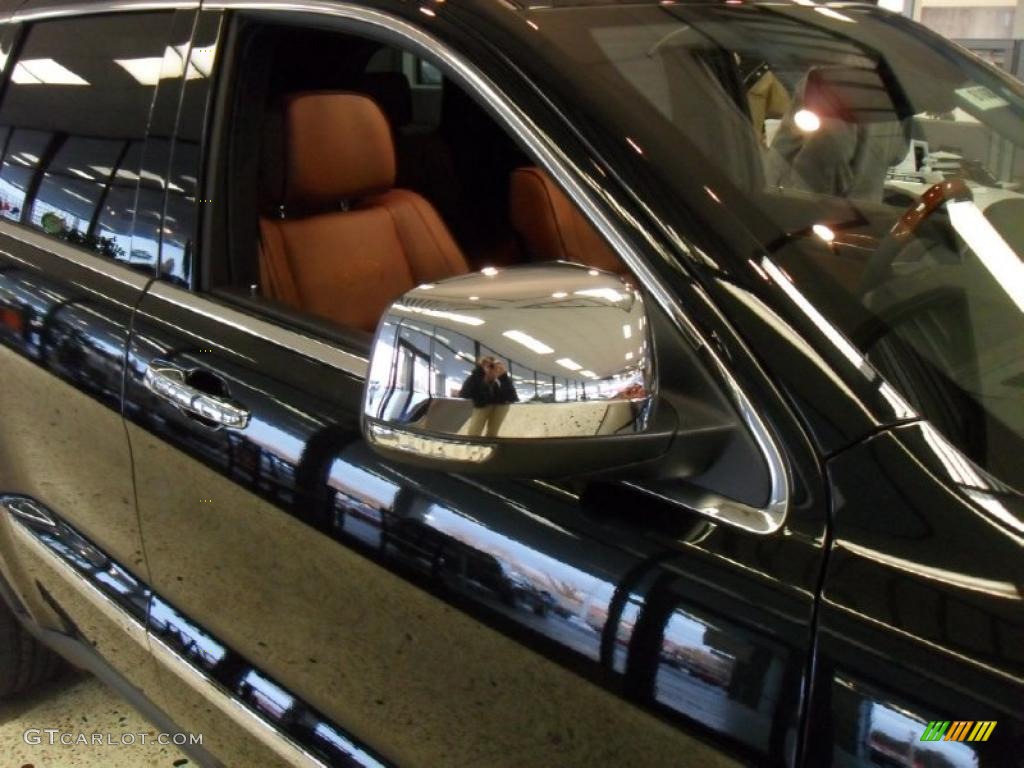 2011 Grand Cherokee Overland 4x4 - Brilliant Black Crystal Pearl / New Saddle/Black photo #26