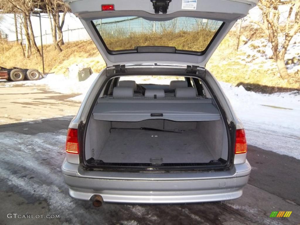 2001 BMW 5 Series 540i Sport Wagon Trunk Photos
