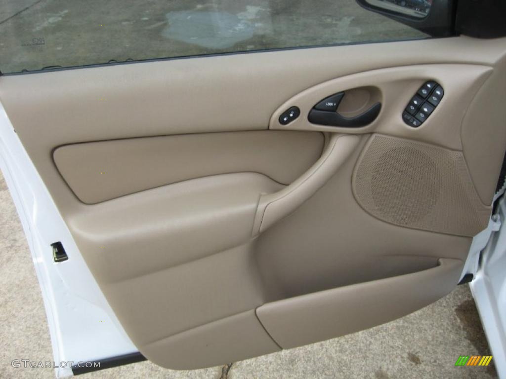2003 Focus SE Sedan - Cloud 9 White / Medium Parchment photo #13