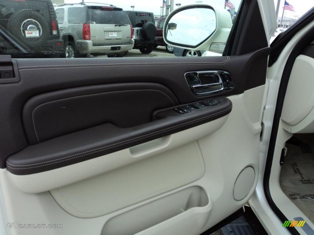 2009 Cadillac Escalade Platinum Cocoa/Very Light Linen Door Panel Photo #43831961