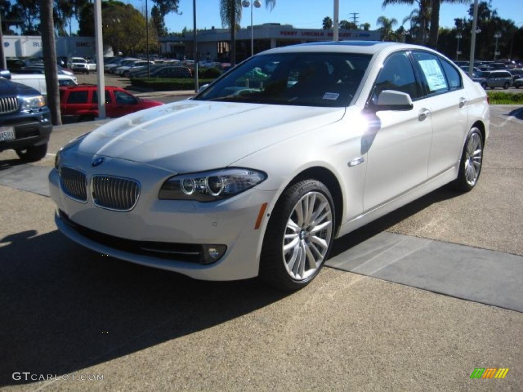 2011 5 Series 550i Sedan - Alpine White / Cinnamon Brown photo #1