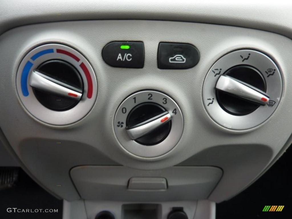2009 Hyundai Accent GLS 4 Door Controls Photo #43865709
