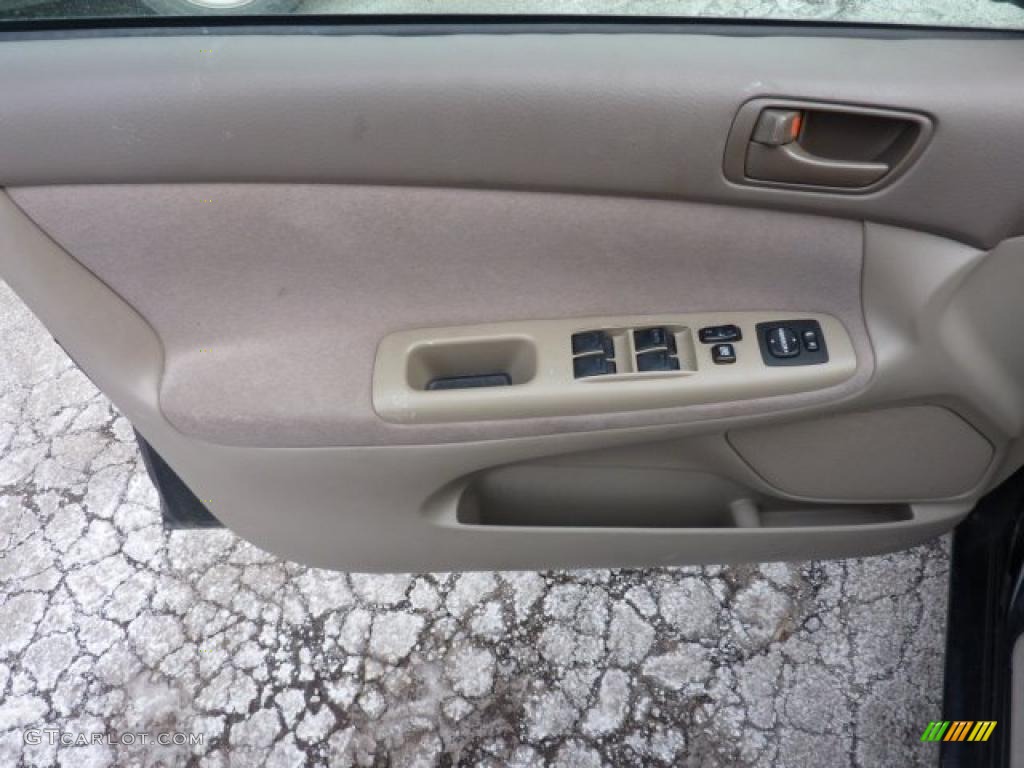 2004 Camry LE - Black / Taupe photo #11