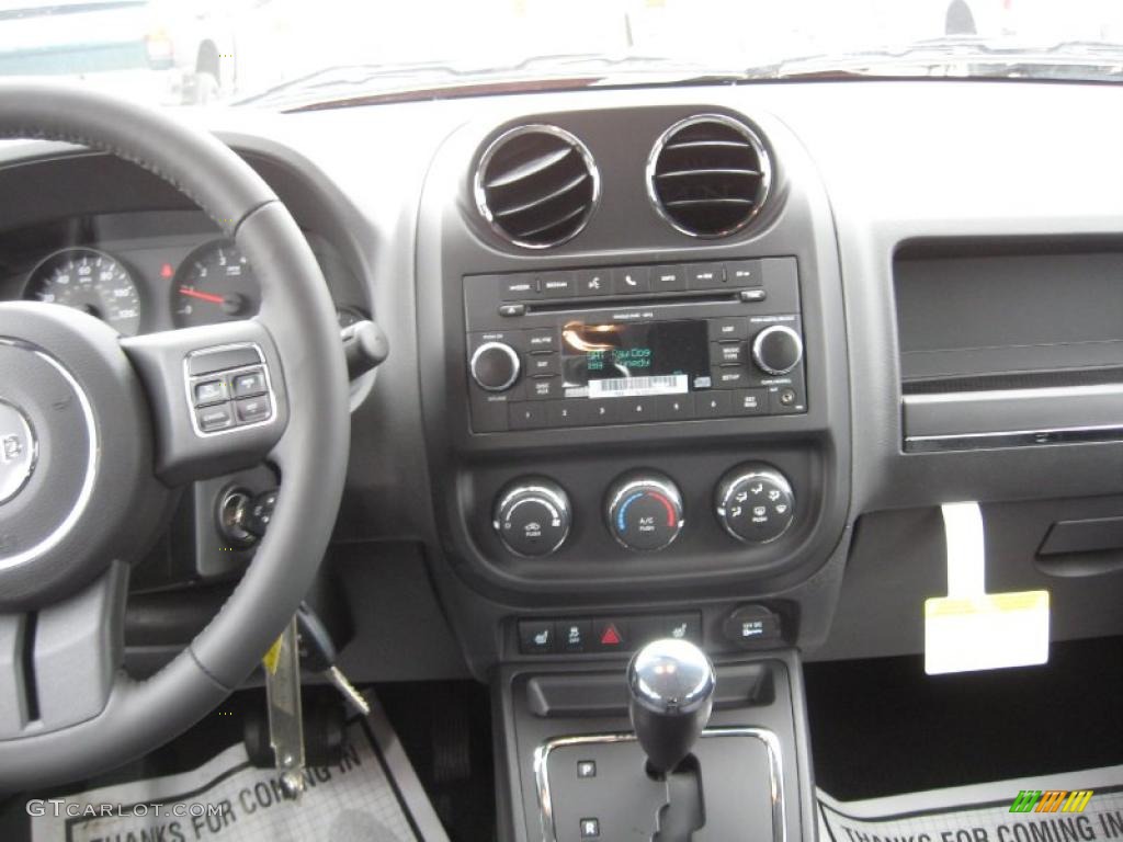 2011 Jeep Compass 2.0 Latitude Controls Photo #43925696