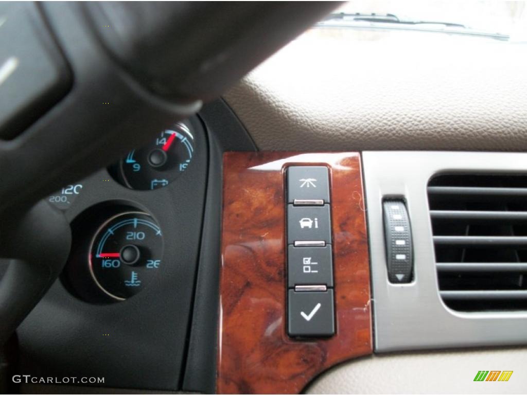 2011 Chevrolet Suburban LS 4x4 Controls Photo #43946179