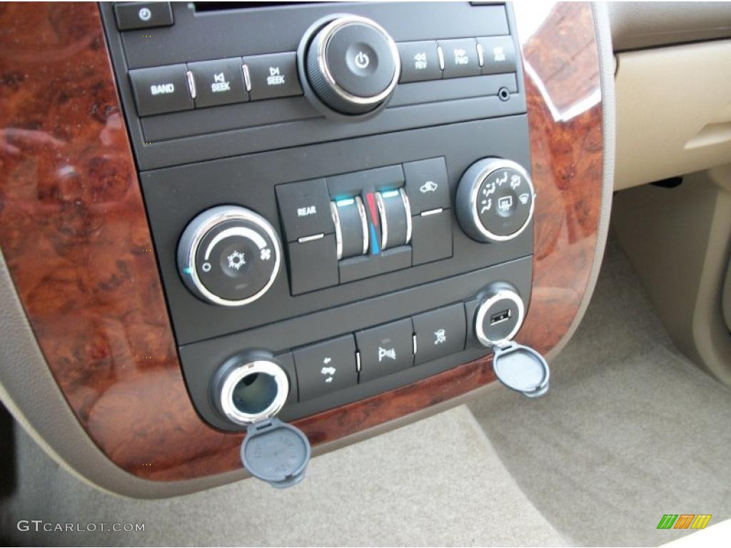 2011 Chevrolet Suburban LS 4x4 Controls Photo #43946239