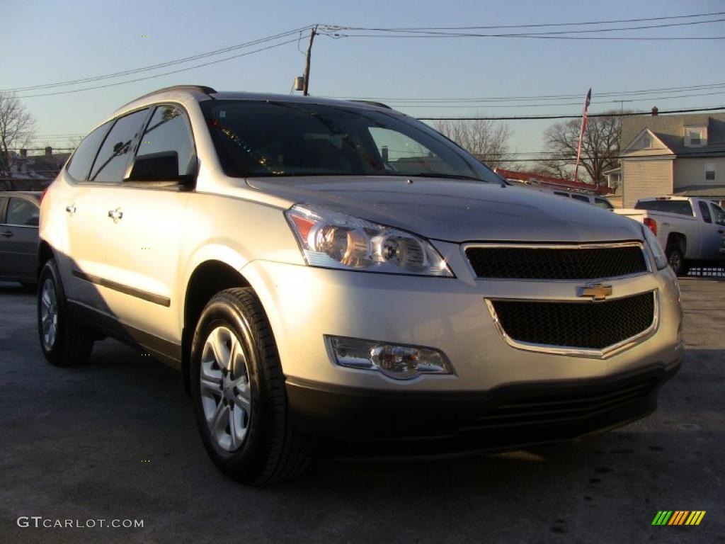 2010 Traverse LS AWD - Silver Ice Metallic / Dark Gray/Light Gray photo #3