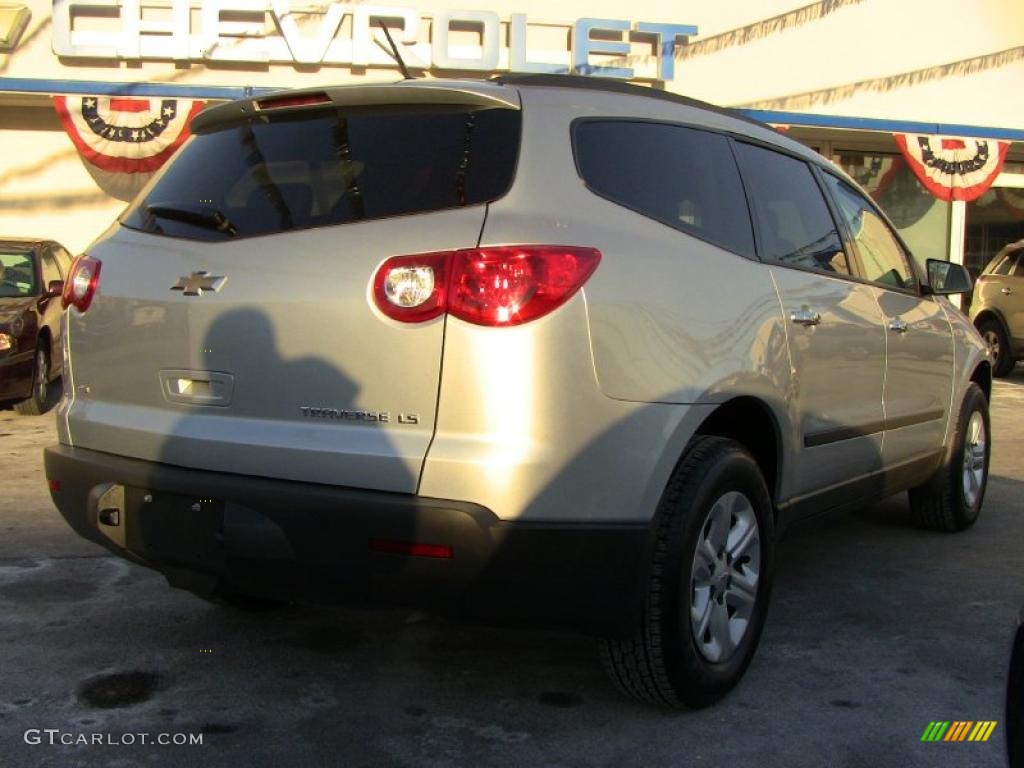 2010 Traverse LS AWD - Silver Ice Metallic / Dark Gray/Light Gray photo #4