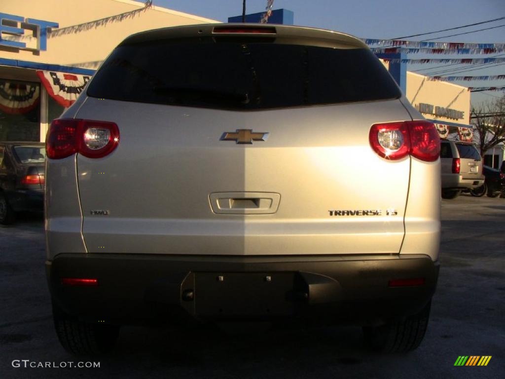 2010 Traverse LS AWD - Silver Ice Metallic / Dark Gray/Light Gray photo #5
