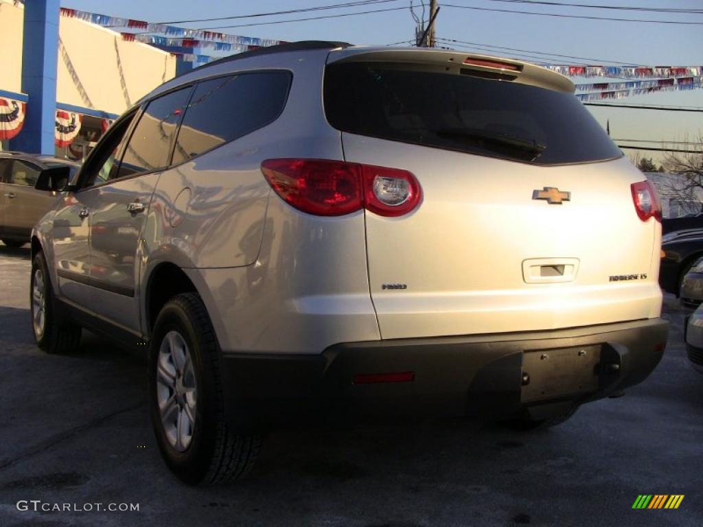 2010 Traverse LS AWD - Silver Ice Metallic / Dark Gray/Light Gray photo #6