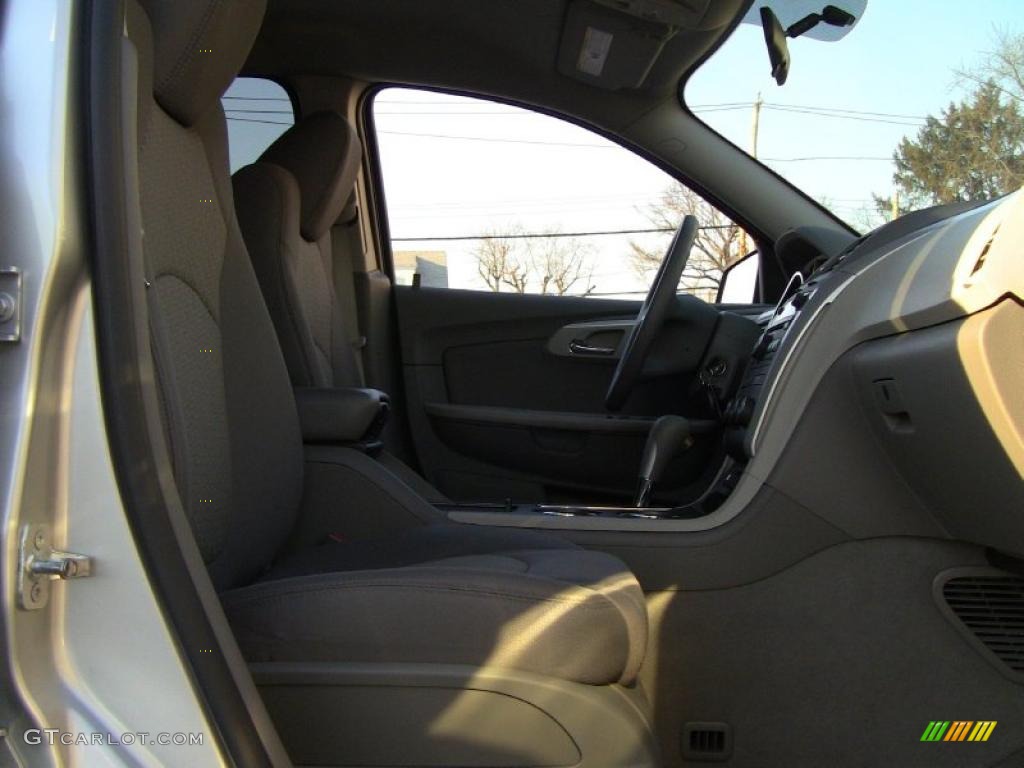 2010 Traverse LS AWD - Silver Ice Metallic / Dark Gray/Light Gray photo #10