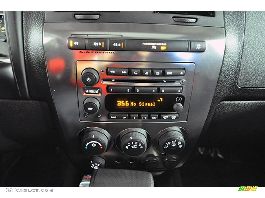 2010 Hummer H3 Standard H3 Model Controls Photo #43959476
