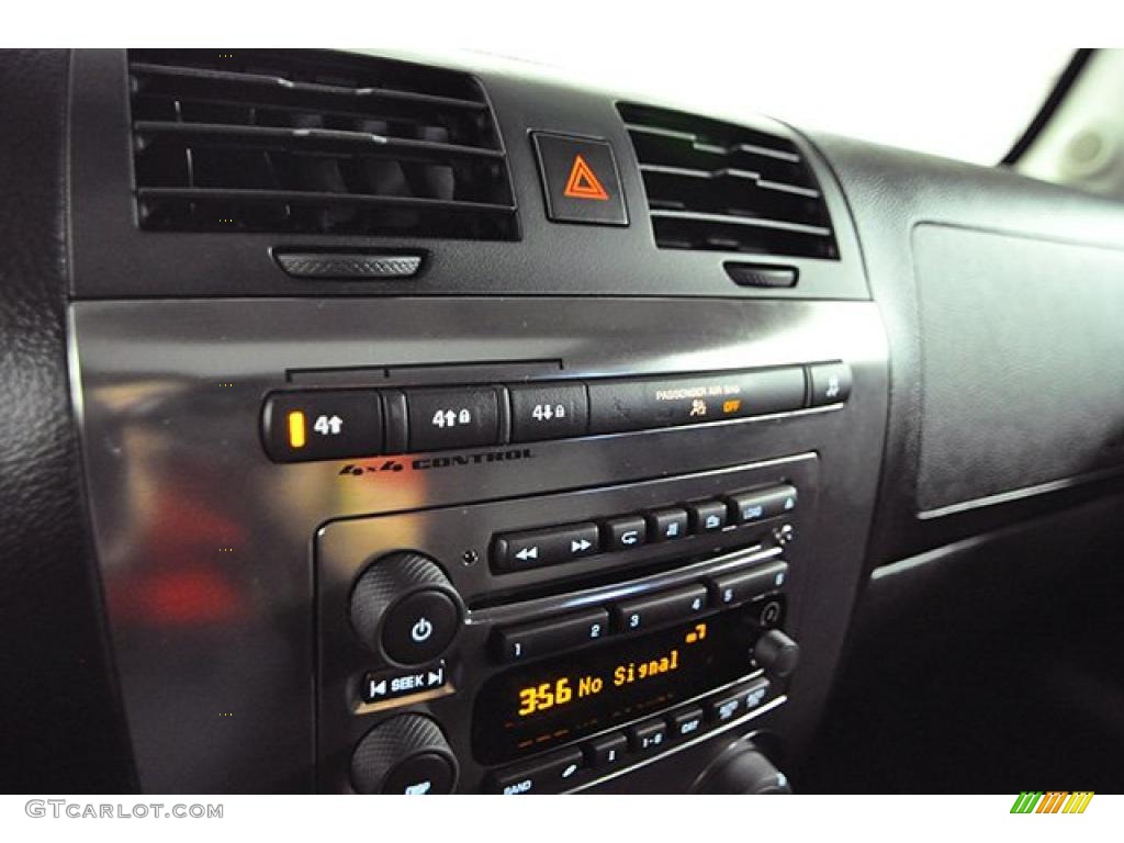 2010 Hummer H3 Standard H3 Model Controls Photo #43959492
