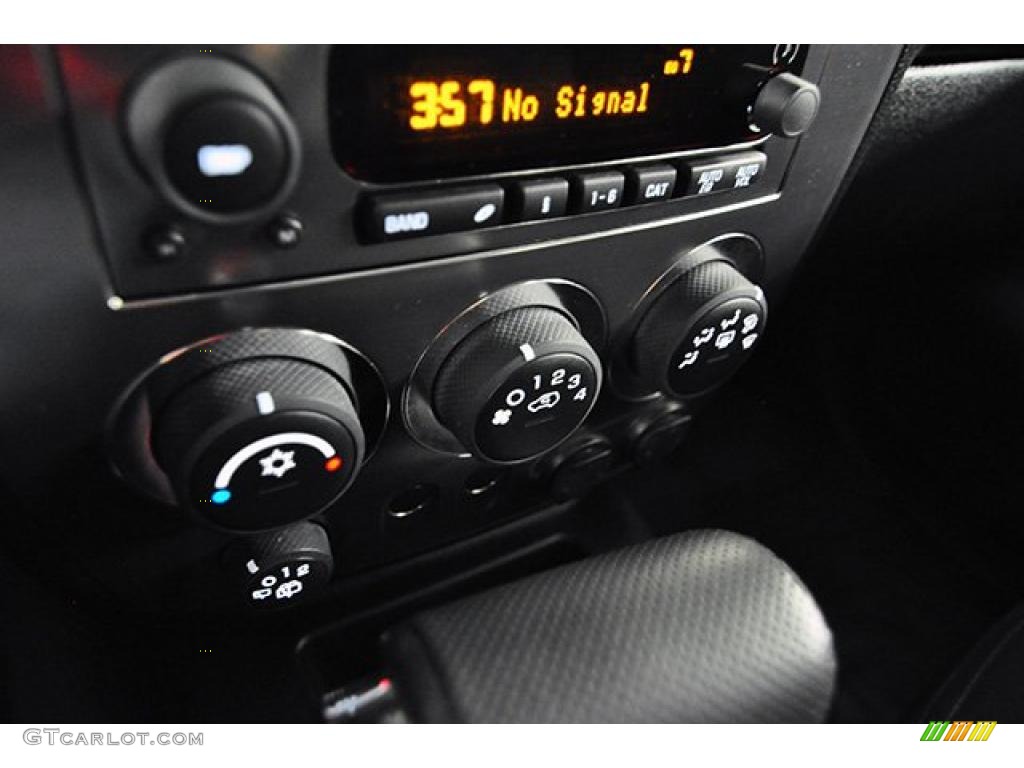 2010 Hummer H3 Standard H3 Model Controls Photo #43959504