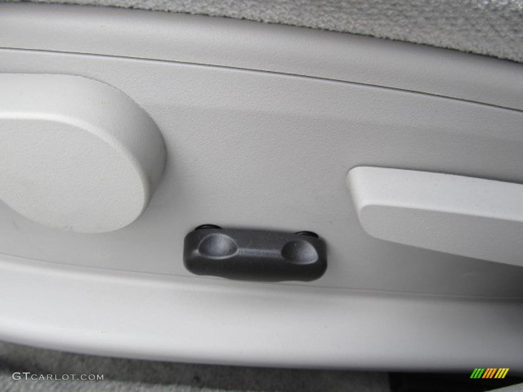 2010 Impala LT - Silver Ice Metallic / Gray photo #13