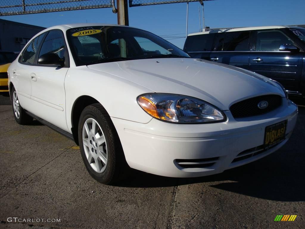 2005 Taurus SE - Vibrant White / Medium/Dark Flint photo #8