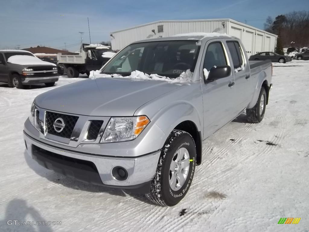 2011 Frontier SV Crew Cab 4x4 - Radiant Silver Metallic / Steel photo #1