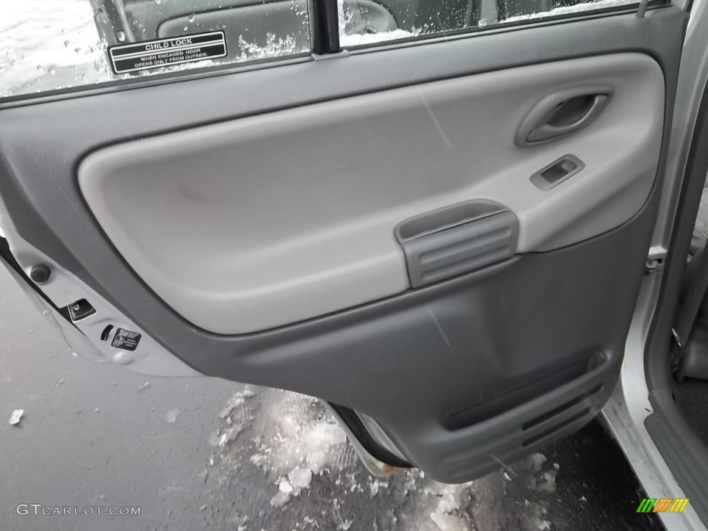 2002 Chevrolet Tracker ZR2 4WD Hard Top Medium Gray Door Panel Photo #43987232
