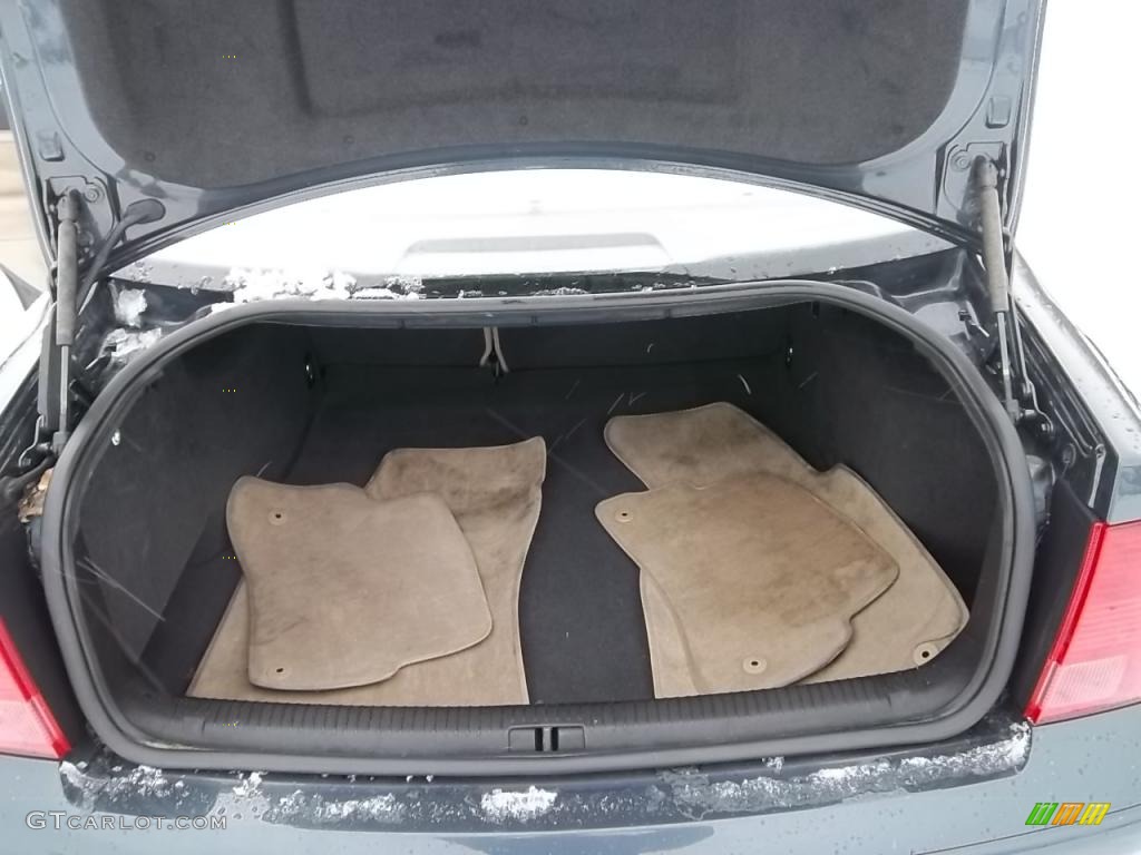 2001 Volkswagen Passat GLS Sedan Trunk Photo #43989712