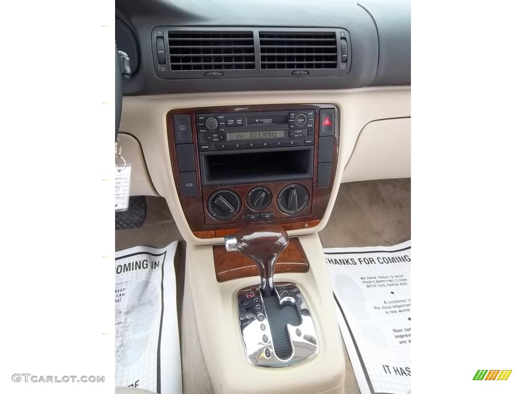 2001 Volkswagen Passat GLS Sedan Controls Photo #43989764